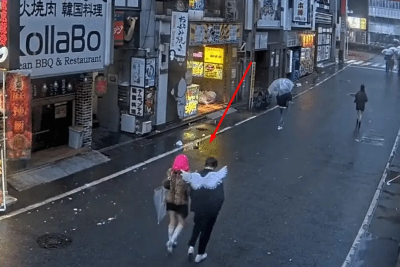 A few hours after passionate kisses with Ratajkowski, Harry went for a stroll in Tokyo with another girl! .jpg?format=webp