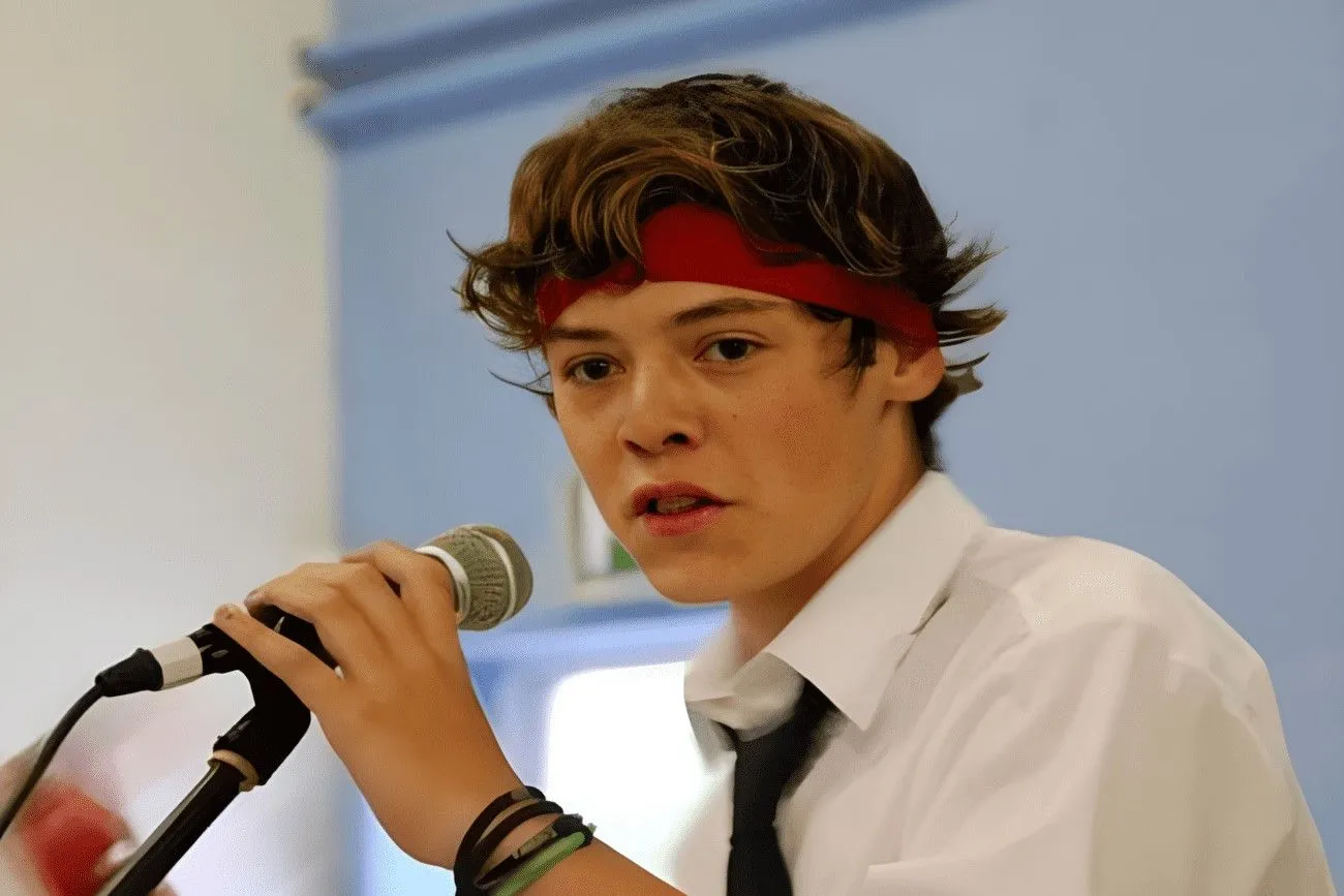In school, Harry was more interested in forming a music group than in his lessons.jpg?format=webp